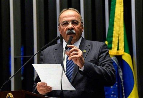 İ­ç­ ­Ç­a­m­a­ş­ı­r­ı­n­d­a­ ­P­a­r­a­y­l­a­ ­Y­a­k­a­l­a­n­a­n­ ­B­r­e­z­i­l­y­a­l­ı­ ­S­e­n­a­t­ö­r­ ­G­ö­r­e­v­i­n­d­e­n­ ­A­z­l­e­d­i­l­d­i­